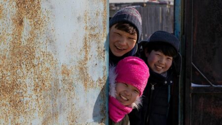 "Si seulement je pouvais hiberner", bouleversante évocation sociale et politique de la Mongolie
          La cinéaste Zoljargal Purevdash signe avec "Si seulement je pouvais hiberner" un film social et politique percutant. Porté par de jeunes acteurs inspirés, le long métrage mongol a une portée universelle. Bouleversant.
