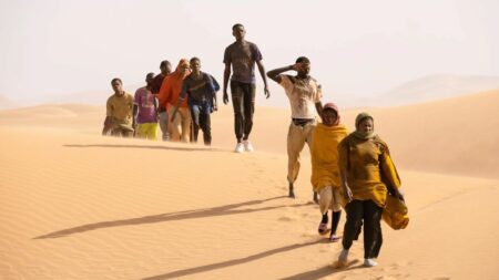 Cinéma. "Moi capitaine" de Matteo Garrone, l'auteur de "Gomorra" filme ces migrations héroïques qui finissent souvent si tragiquement
          Sorti cette semaine, "Moi capitaine" est visible depuis septembre en Italie, où il a obtenu le Lion d'argent à la Mostra de Venise, et où il est montré dans des écoles. "Une leçon pour nous", dit le réalisateur qui voit les jeunes se reconnaître dans ses personnages.