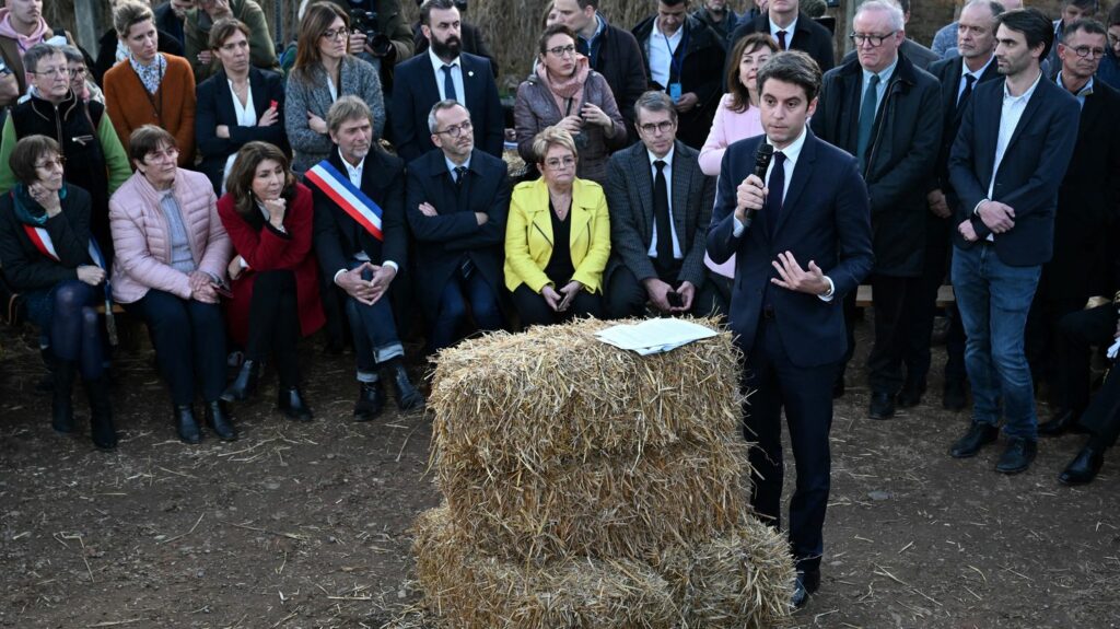 Colère des agriculteurs : ce qu'il faut retenir des annonces de Gabriel Attal
          Le Premier ministre a fait une série d'annonces vendredi destinées à apaiser les agriculteurs qui expriment leur exaspération depuis plusieurs jours.