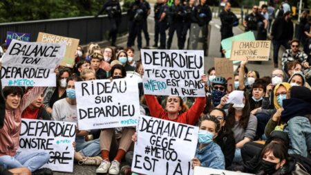 Affaire Depardieu : des collectifs féministes appellent à des rassemblements contre le "vieux monde sexiste"
          Un rassemblement est notamment prévu jeudi, à 18 heures, place Saint-Augustin, à Paris. D'autres sont annoncés dans une trentaine de villes, dont Marseille, Lille et Lyon.