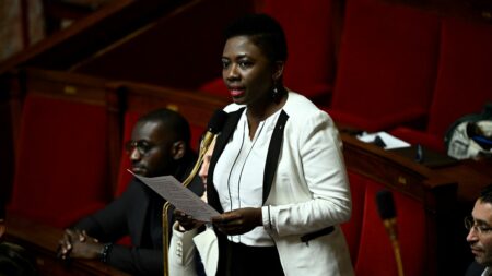 Danièle Obono dépeinte en esclave : le directeur et un journaliste de "Valeurs Actuelles" définitivement condamnés
          L'hebdomadaire avait publié, en août 2020, un article intitulé "Obono l’Africaine" dans lequel la députée LFI était dépeinte en esclave du XVIIe siècle dans un village du Tchad. Le texte était accompagné d'une illustration montrant Danièle Obono le fer autour du cou.