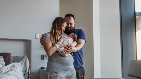 Le congé de naissance annoncé par Emmanuel Macron entrera en vigueur "courant 2025"
          Le congé de naissance, dont les modalités feront l'objet de discussions avec les partenaires sociaux, sera un "attelage entre les congés existants", "un complément qui doit leur permettre de rester au total six mois auprès de leur enfant".