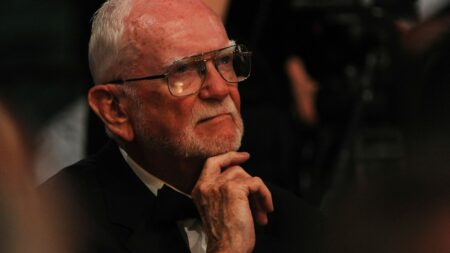Le réalisateur canadien Norman Jewison, connu pour son film "Dans la chaleur de la nuit", est mort à l'âge de 97 ans
          Il s'est imposé au cours de sa carrière comme l'un des cinéastes les plus éclectiques d'Hollywood.