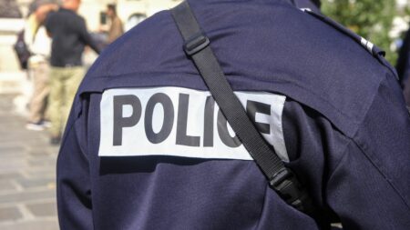 Un trafic de faux documents d'identité démantelé dans vingt départements
          Trois hommes, mis en examen, sont poursuivis pour aide au séjour en bande organisée, fourniture et obtention indue de faux documents.