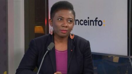 Emmanuel Macron en Seine-Saint-Denis avec Rachida Dati : "C'est de la communication", fustige Danièle Obono, députée LFI
          L'élue réagit au déplacement du président de la République à Clichy-sous-Bois et Montfermeil, accompagné de la nouvelle minstre de la Culture.