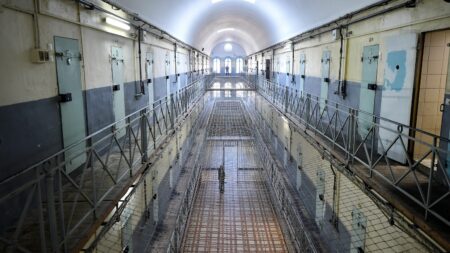 Recherché en Gironde, un détenu "dangereux" en cavale arrêté dans les Bouches-du-Rhône
          L'homme s'était échappé de la prison d'Angers et était recherché depuis fin décembre.
