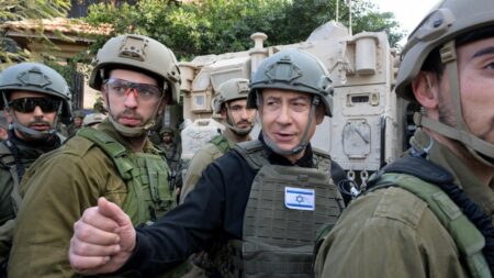 Guerre entre Israël et le Hamas : pourquoi Benyamin Nétanyahou aura du mal à se maintenir au pouvoir une fois le conflit terminé
          Le Premier ministre israélien, qui détient le record de longévité à la tête de l'Etat hébreu, est confronté depuis le début de la guerre contre le Hamas à une impopularité elle aussi record.