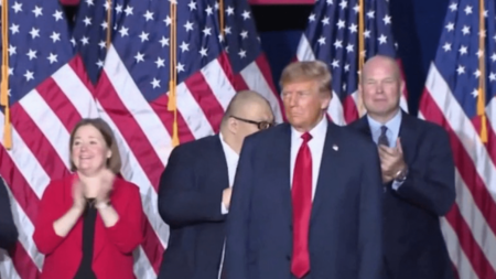 Présidentielle américaine : Donald Trump remporte la primaire républicaine dans l'Iowa
          Donald Trump a remporté la primaire républicaine dans l'État de l'Iowa aux États-Unis, dans la nuit du lundi 15 au mardi 16 janvier. Ce n'est que le début de cinq mois de primaires pour l'ancien président américain, en vue de l'investiture républicaine pour l'élection présidentielle.