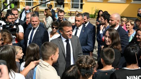 Propositions d'Emmanuel Macron sur l'éducation : les syndicats et la gauche indignés, le RN dit "bravo"
          Le président de la République a consacré une large partie de sa conférence de presse au thème de l'éducation, mardi soir. Ses propositions et sa défense de la ministre Amélie Oudéa-Castéra ont suscité de vives critiques, notamment à gauche.