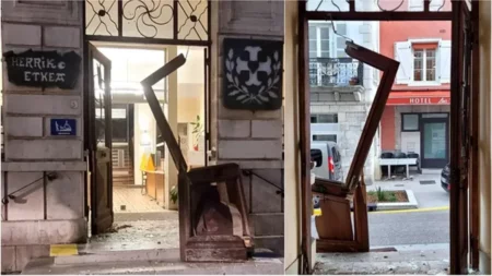 Pyrénées-Atlantiques : un éleveur placé en garde à vue notamment pour avoir arraché la porte de la mairie d'Hasparren
          Cet éleveur, qui n'est pas affilié à une organisation syndicale agricole, est également soupçonné d'être l'auteur de tags insultants sur la mairie de Macaye