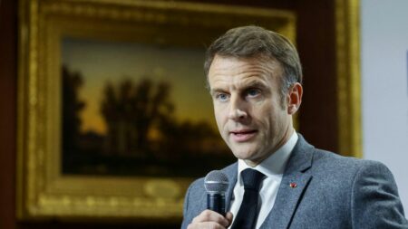 Remaniement : Emmanuel Macron réunira lundi les parlementaires de la majorité en présence du gouvernement de Gabriel Attal
          Le président de la République doit par ailleurs prendre la parole en "début de semaine prochaine", quelques jours après la nomination des ministres du gouvernement de Gabriel Attal.