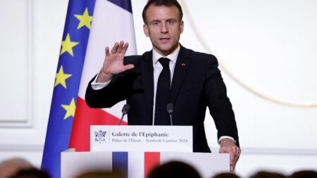 "Sens profond de l'action du gouvernement" et sujets qui fâchent... Emmanuel Macron veut s'expliquer devant les Français
          Le chef de l'Etat donnera une conférence de presse mardi soir, nouvelle étape de ce qu'il appelle son "rendez-vous avec la Nation" qui a commencé avec les vœux du 31 décembre. Il ne s'était pas livré à l'exercice depuis 2019.