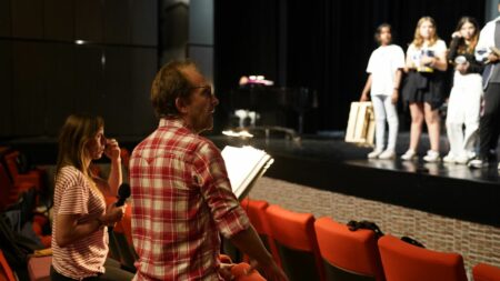 CHRONIQUE. Enseignement : le théâtre est-il la clé de l'oralité ?
          Clément Viktorovitch revient chaque semaine sur les débats et les enjeux politiques. Dimanche 21 janvier : l'introduction, annoncée par le chef de l'Etat, de cours de théâtre obligatoires au collège dès la rentrée prochaine.