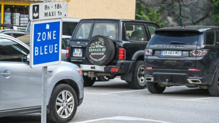 Automobile : les voitures neuves grossissent d'1 cm tous les deux ans, au point de ne plus pouvoir se garer correctement, alerte une étude
          En étant chaque année plus imposants, ces véhicules "mettent en danger les cyclistes, les piétons, particulièrement les enfants, et tous les autres automobilistes", dénonce l'ONG Transport &amp; Environnement dans son étude.