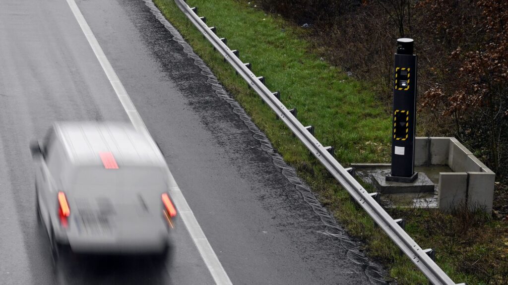 Pas de suppression de point pour les excès de vitesse de moins de 5 km/h : "C'est une mesure grave", selon le vice-président de la Ligue contre la violence routière
          Une autre mesure entre en vigueur à partir de lundi : il est possible de passer son permis dès l'âge de 17 ans. "Il y a lieu d'être inquiet", notamment à cause d'un "problème de maturité [des jeunes] par rapport à la conduite", estime Pierre Lagache.