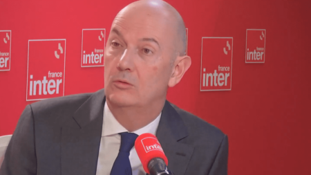 "Ce que je ne maîtrise pas, je vis avec" : en pleines rumeurs de remaniement, le ministre délégué à l'Industrie s'en tient à sa "philosophie"
          Le conseil des ministres de mercredi a été décalé d'une semaine nourrissant des rumeurs de remaniement. "Ça arrive régulièrement [qu'il] soit déplacé", tempère jeudi Roland Lescure sur France Inter.