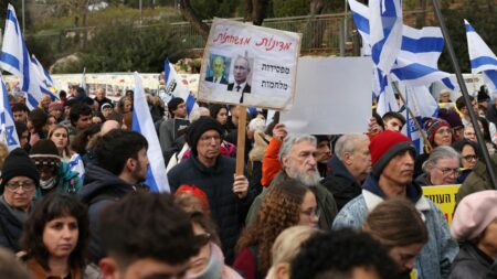 Reportage



  

  
  

      

  

  
    "Qu'ils prennent leurs responsabilités et qu'ils s'en aillent !" : à Jérusalem, les familles d'otages israéliens interpellent les députés de la majorité devant la Knesset
          En Israël, les familles de victimes du 7 octobre, protestent contre la méthode du gouvernement de tenter de libérer les otages par la force. Devant le parlement israélien, les échanges entre familles et députés sont tendus.
