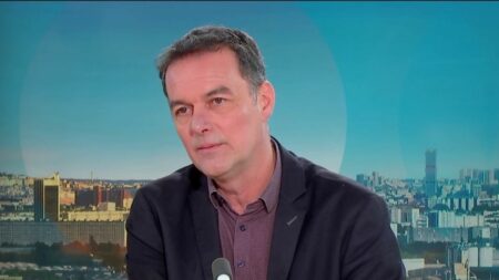 Épisode de froid et urgence du logement : "il faut changer de politique", défend le délégué général de la Fondation Abbé Pierre
          Alors que le froid s’installe en France, la question du logement pour les plus démunis se pose à nouveau pour l'hiver 2024. Christophe Robert, sociologue et délégué général de la Fondation Abbé Pierre, était l’invité du 12/13 info du mercredi 10 janvier.