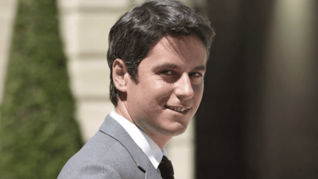 Gabriel Attal nommé Premier ministre : l’irrésistible ascension
          Gabriel Attal a été nommé, à 34 ans, Premier ministre par Emmanuel Macron, mardi 9 janvier. Revivez l’ascension fulgurante d’un élève de la macronie.