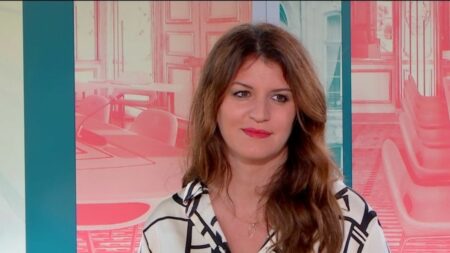 Remaniement : "Gabriel Attal a une expérience plus importante que bien des personnalités plus âgées", assure l’ex-ministre Marlène Schiappa
          L’ancienne collègue de Gabriel Attal réagit à sa nomination en tant que Premier ministre sur le plateau du 19/20 info, mardi. Elle évoque son parcours et sa "passion pour la politique".
