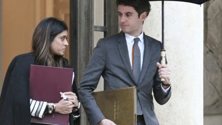 Gabriel Attal à Matignon: Preuve de compétence en cours, avant la déclaration de politique générale "Il est déjà rattrapé par la réalité du poste" : dans les couloirs de Matignon, Gabriel Attal tente d'imprimer sa marque
Avant la déclaration de politique générale, le 30 janvier, une réunion préparatoire avec des ministres est programmée jeudi matin. Et en coulisses, certains commencent déjà à douter.