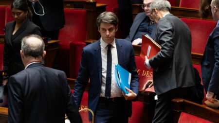 Déclaration de politique générale de Gabriel Attal  : la gauche va déposer une première motion de censure
          Gabriel Attal prononce son discours de politique générale à l'Assemblée nationale mardi après-midi. En l'absence de majorité absolue, ce discours ne sera pas suivi d'un vote de confiance. La gauche est déjà prête à dégainer une motion de censure, même si les autres camps ne la signeront pas, ils ne sont pas en reste.