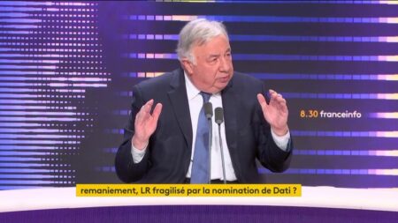 Gérard Larcher ne souhaite pas l'inscription de l'IVG dans la Constitution car "ce n'est pas un catalogue de droits sociaux et sociétaux"
          Le président du Sénat entend "préserver" un "principe de la loi Veil : d'abord le droit des femmes, et ensuite, après un certain délai, le droit de l'enfant à naître".