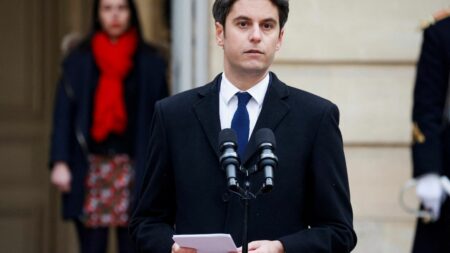 Gouvernement de Gabriel Attal : "C’est un siphonnage de plus", selon le directeur du département "Opinion et politique" d'Ipsos
          Le nouveau gouvernement de Gabriel Attal, dévoilé jeudi, compte 14 ministres qui pour la plupart sont issus des rangs de la droite. Selon Stéphane Zumsteeg, directeur du département  "Opinion et politique" de l’institut Ipsos, Emmanuel Macron poursuit la même stratégie "de débauchages individuels" depuis 2017.