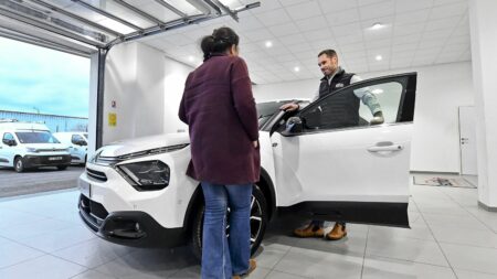 "Leasing social" : près de 35 000 voitures électriques vont être louées, le gouvernement entend augmenter la cadence
          Le "leasing social" est un dispositif récent, ouvert aux Français les plus modestes et parcourant plus de 8 000 km par an.