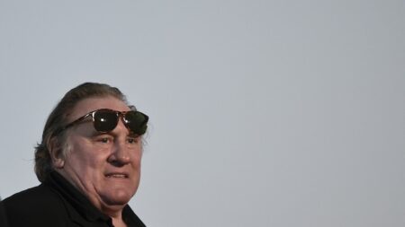 Affaire Gérard Depardieu : la Grande chancellerie de la Légion d'honneur a engagé une procédure disciplinaire à l'encontre de l'acteur
          Gérard Depardieu est convoqué pour se défendre, s'il le souhaite. Il dispose pour cela de quelques semaines.
