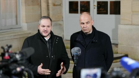 Colère des agriculteurs : les syndicats annoncent que "les actions se poursuivent", le ministre de l'Agriculture promet des annonces "dans la semaine"
          Face à la gronde, le Premier ministre a reçu lundi soir le président de la FNSEA et son homologue des Jeunes Agriculteurs, qui attendent "des déclarations" dans la semaine, "sur tous les sujets de court terme qui ont besoin d'être bougés".