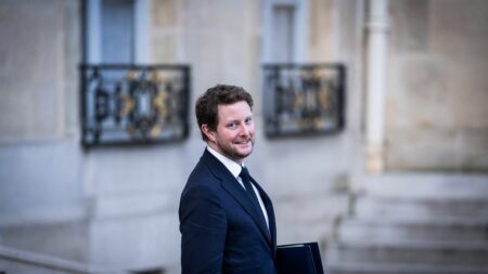 Projet de loi immigration : le sujet "était trop grave pour rester en retrait", affirme Clément Beaune, qui n'entend pas démissionner
          Le ministre des Transports sort de son silence après le vote du projet de loi immigration, le 19 décembre.