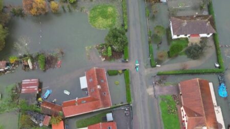 Inondations dans le Pas-de-Calais : le gouvernement envisage de déclarer des "zones inhabitables"
          Au chevet des habitants sinistrés jeudi 4 janvier, le ministre de la Cohésion des territoires Christophe Béchu a évoqué la possibilité d’interdire l’implantation de logements dans certaines zones à risques du Pas-de-Calais.