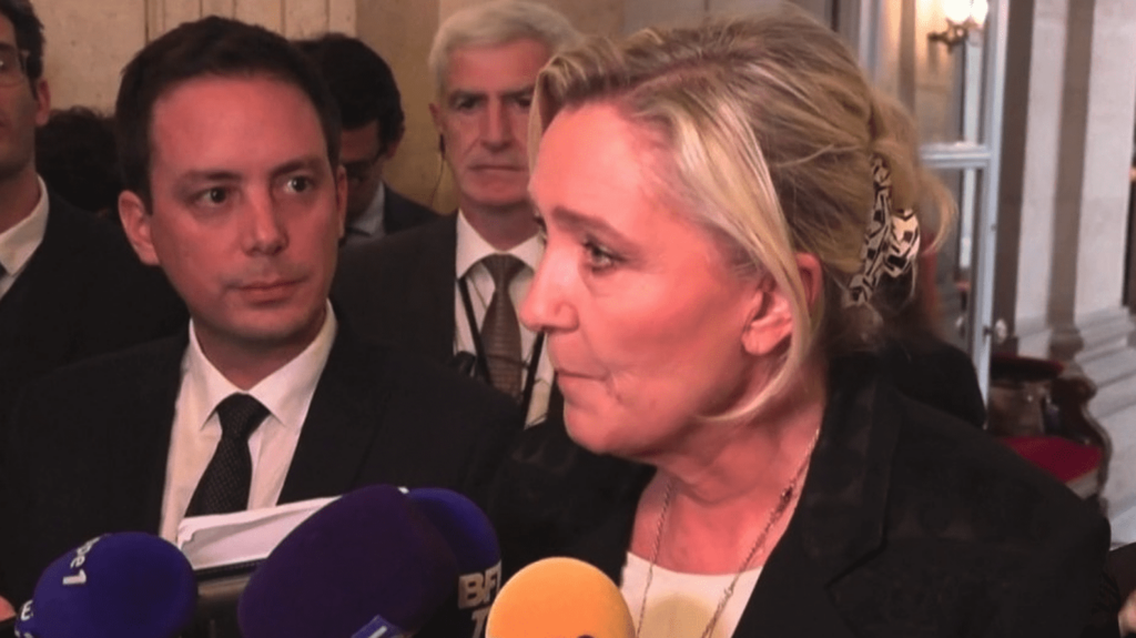 Renaissance : des vœux détournés par une intelligence artificielle créent la polémique
          Le porte-parole de Renaissance, Loïc Signor, a détourné les vœux aux Français de Marine Le Pen avec l’intelligence artificielle. L’attaque montre la cheffe du parti parler en russe et visait à dénoncer la proximité entre le Rassemblement national et Moscou.