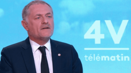 Remaniement : "La politique, ce n'est pas du casting", dit le député LR Philippe Juvin, qui attend des "preuves d'amour" du gouvernement
          Philippe Juvin, chef des urgences à l'hôpital Européen Georges Pompidou et député Les Républicains (LR) des Hauts-de-Seine, était l'invité des "4 Vérités" sur France 2, lundi 15 janvier.