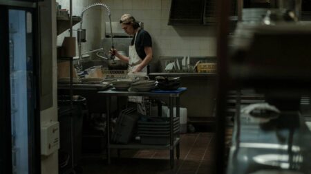 "Le Plongeur", film québécois original sur l’addiction au jeu d'un jeune de 19 ans
          Premier film distribué en France du Québécois Francis Leclerc, "Le Plongeur" fait le portrait d’un jeune Montréalais accro au jeu.