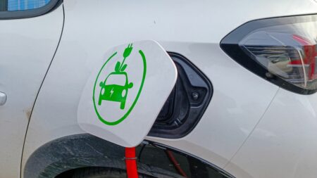 "Leasing social" : déjà 90 000 pré-inscrits et la première voiture électrique livrée, selon le ministre de la Transition écologique
          Un total de 25 000 véhicules sont disponibles pour l'année à venir dans le cadre de ce dispositif ouvert sous condition de ressources, a rappelé Christophe Béchu sur TF1.