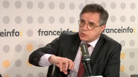 Colère des agriculteurs : le député Frédéric Descrozaille estime que la loi qui porte son nom est "trop complexe"
          Frédéric Descrozaille revient sur les lois Egalim, qui devaient améliorer la rémunération des agriculteurs. Sans renier le fond, il estime que ces lois participent à un "déluge de normes et de tracasseries" qui les "étouffent".