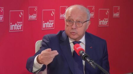 Loi immigration : le Conseil constitutionnel n'est pas là "pour rendre des services politiques", justifie son président Laurent Fabius
          "Dans les démocraties avancées comme la nôtre, au-dessus de la loi, il y a la Constitution", affirme le président du Conseil constitutionnel, Laurent Fabius, vendredi sur France Inter.