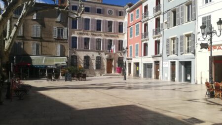 Reportage



  

  
  

      

  

  
    Loi immigration : à Brignoles, dans le Var, les électeurs de Marine Le Pen souhaitent qu'"on aide le Français de base avant d'aider les étrangers"
          Dans cette ville du Var, où l’on a voté à 59% pour Marine Le Pen à la présidentielle de 2022, la loi immigration va dans le bon sens mais est insuffisante.