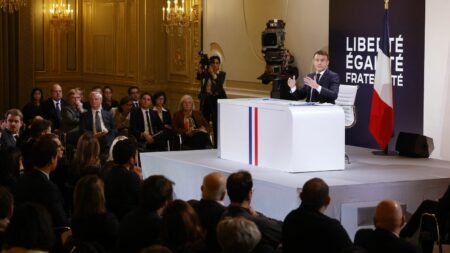 Conférence de presse d'Emmanuel Macron : le président défend le doublement des franchises médicales à un euro
          Emmanuel Macron a précisé qu'il faudrait continuer de protéger les personnes touchées par des affections de longue durée, avec le plafond de "50 euros par an".