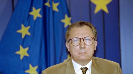 Hommage national à Jacques Delors : Emmanuel Macron "a la même conviction européenne" que lui, affirme l'eurodéputé Sandro Gozi
          Une cérémonie d'hommage national à Jacques Delors et présidée par Emmanuel Macron a lieu vendredi aux Invalides. L'ancien président de la Commission européenne est mort fin décembre à l'âge de 98 ans.