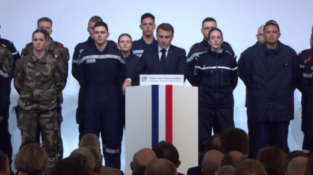 Vœux d'Emmanuel Macron aux armées : le chef de l'État réaffirme le soutien français à l'Ukraine
          Emmanuel Macron a présenté, vendredi 19 janvier, ses vœux aux armées. Parmi les sujets abordés, le chef de l'État a réaffirmé le soutien de la France à l'Ukraine, et a également promis une impulsion importante du service national universel.