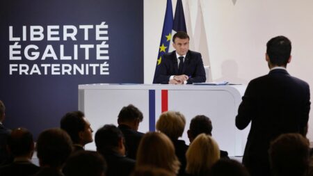 Conférence de presse d'Emmanuel Macron : "On ne fait rien pour avoir plus de soignants dans les hôpitaux", dénonce le président d'un collectif de soignants
          Le docteur Arnaud Chiche, anesthésiste-réanimateur, a déploré la situation "dégradée" de l'hôpital public, alors qu'Emmanuel Macron a promis mardi soir de désengorger les services d'urgence.