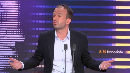 Polémique sur les propos d'Amélie Oudéa-Castera : "Un mensonge qui la disqualifie" pour poursuivre cette fonction, selon l'Insoumis Manuel Bompard
          Au-delà de la polémique, le député de la France insoumise trouve qu'inscrire ses enfants dans le privé est "dérangeant" pour un responsable de l'école publique. Il faut au contraire "montrer qu'on fait confiance à l'école".