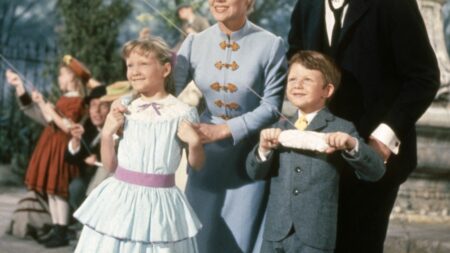 L’actrice britannique Glynis Johns, connue pour son rôle de Winifred Banks dans "Mary Poppins", est morte à 100 ans
          Celle qui incarnait Madame Winifred Banks dans la comédie "Mary Poppins" est décédée jeudi à Los Angeles. L'actrice, chanteuse et danseuse née en 1923 en Afrique du Sud avait commencé sa carrière au cinéma en 1938.