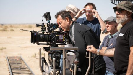"Je me suis trouvé en équilibre acrobatique entre 'Gomorra' et 'Pinocchio' !" : Matteo Garrone nous raconte les dessous de son nouveau film, "Moi Capitaine"
          Dans "Moi Capitaine", en salles mercredi, Matteo Garrone narre dans un récit fort, épique, le périple de migrants africains vers l'Europe. Nous avons rencontré le cinéaste italien, réalisateur de l'inoubliable "Gomorra", pour évoquer un film déjà récompensé par le Lion d'argent à la Mostra de Venise.