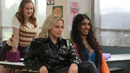 "Mean Girls : Lolita malgré moi" : une adaptation musicale efficace à l'ombre d'un film culte
          La comédie emblématique "Mean Girls : Lolita malgré moi" revient sur le grand écran ce mercredi avec un remake en chansons. Une adaptation musicale comique et plaisante qui n'effacera toutefois pas la première version.