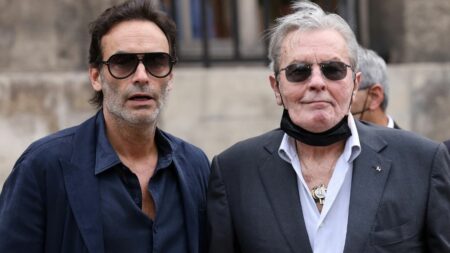 Divisions dans le clan Alain Delon : un médecin saisi afin "d'évaluer la situation" de l'acteur, annonce le parquet de Montargis
          Cette annonce intervient après les demandes de mise sous protection judiciaire formulées par des avocats de l'acteur de 88 ans et de son fils Anthony.