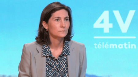 Paris 2024 : "On se moque de ce que Vladimir Poutine pense", réagit la ministre des Sports aux critiques sur la participation des Russes sous bannière neutre
          Amélie Oudéa-Castéra, ministre des Sports et des Jeux olympiques et paralympiques, était l'invitée des "4 Vérités" sur France 2, mercredi 3 janvier.